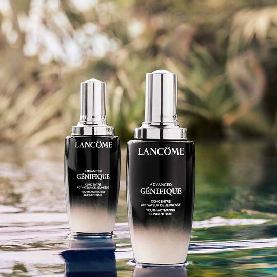 Genifique Produkte im Wasser