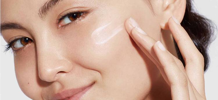 Lancome Model beim eincremen mit der Renergie Multi-lift Ultra Creme