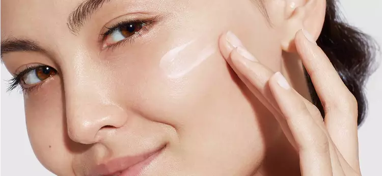 Lancome Model beim eincremen mit der Renergie Multi-lift Ultra Creme