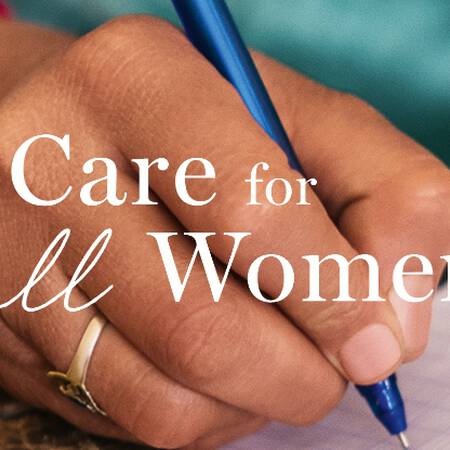 Eine Hand halt einen Stift und schreibt, auf dem Bild steht Care for all Women