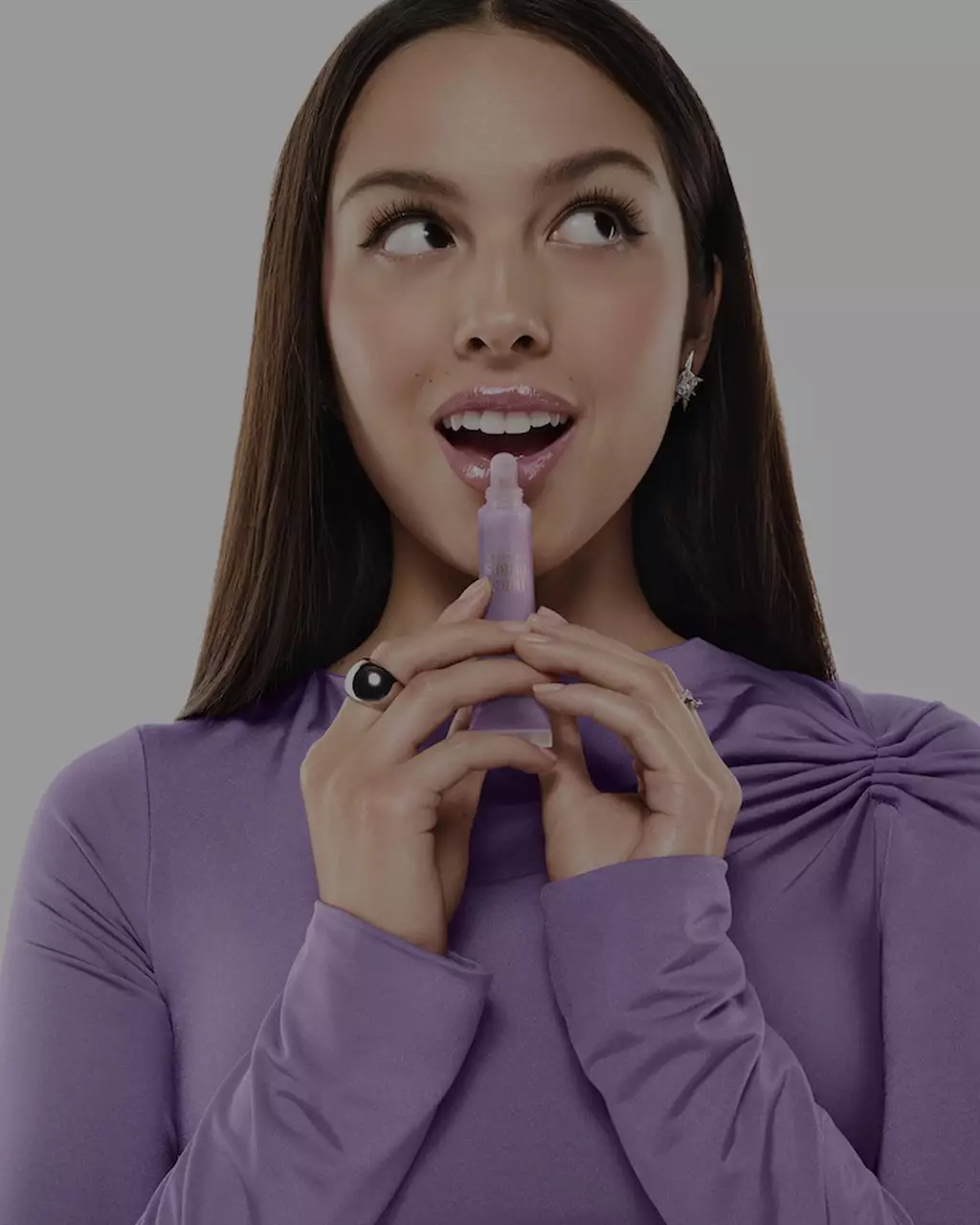 Olivia Rodrigo mit einem Juicy Tube Produkt von Lancome