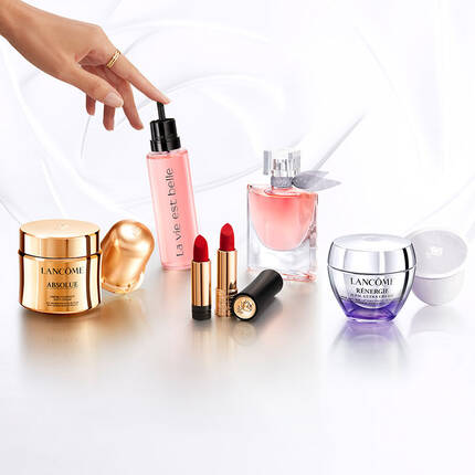 Produktauswahl von L'Oreal mit verschiedenen Kosmetikartikeln wie Parfums, Lippenstiften und Hautpflege in einem eleganten Arrangement auf einem hellen Hintergrund.