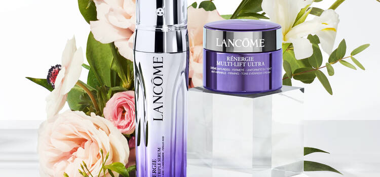 RENERGIE MULTI-LIFT ULTRA & RENERGIE H.C.F. TRIPLE SERUM vor Blumen