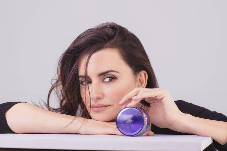 Penelope Cruz halt die Renergie Multi-Lift Ultra Creme