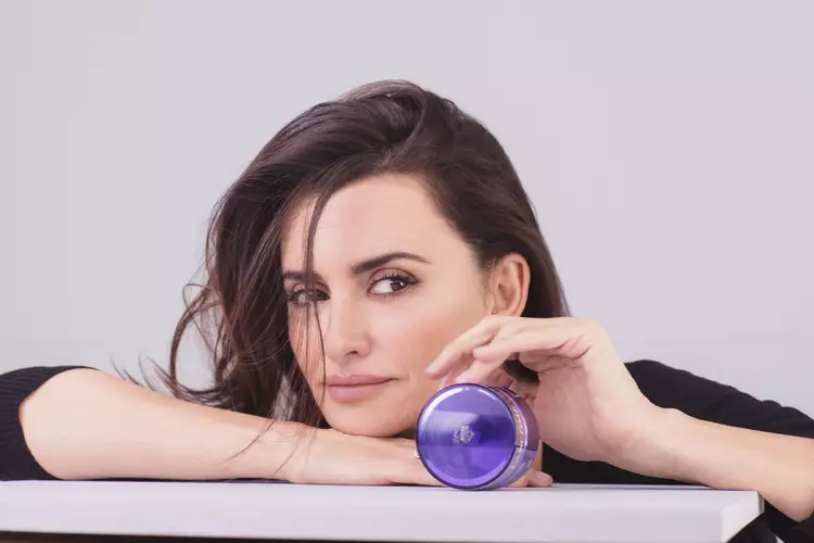 Penelope Cruz halt die Renergie Multi-Lift Ultra Creme