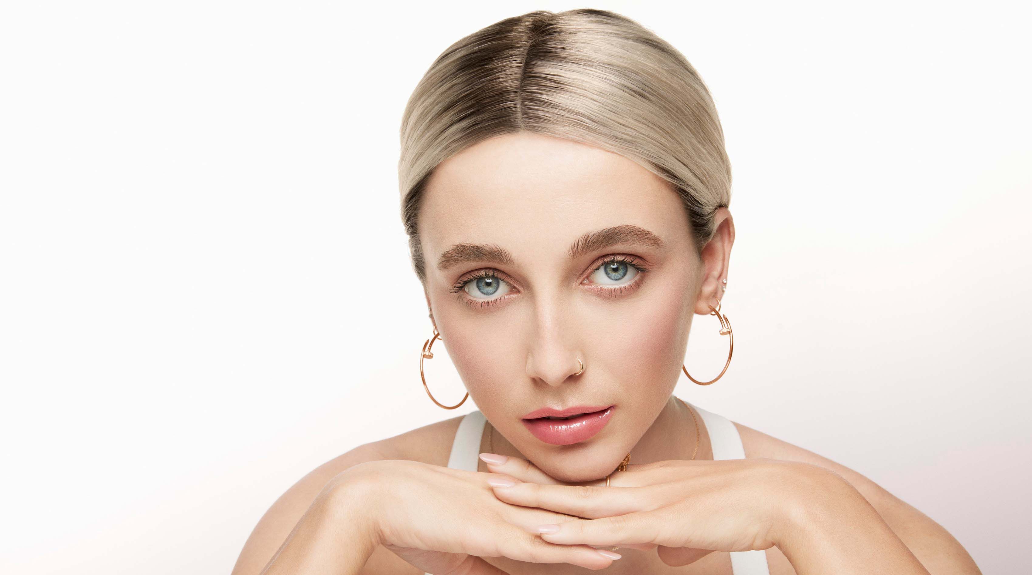 Frau tragt Augencreme auf​