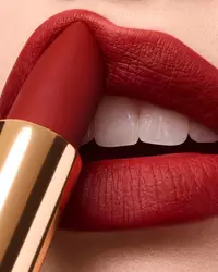 Intimatte auf den Lippen