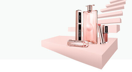 Alt-Text: Eine stilisierte Anordnung von Parfumflasche und Kosmetikprodukten auf einer pastel-farbigen Plattform.