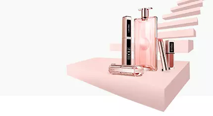 Alt-Text: Eine stilisierte Anordnung von Parfumflasche und Kosmetikprodukten auf einer pastel-farbigen Plattform.