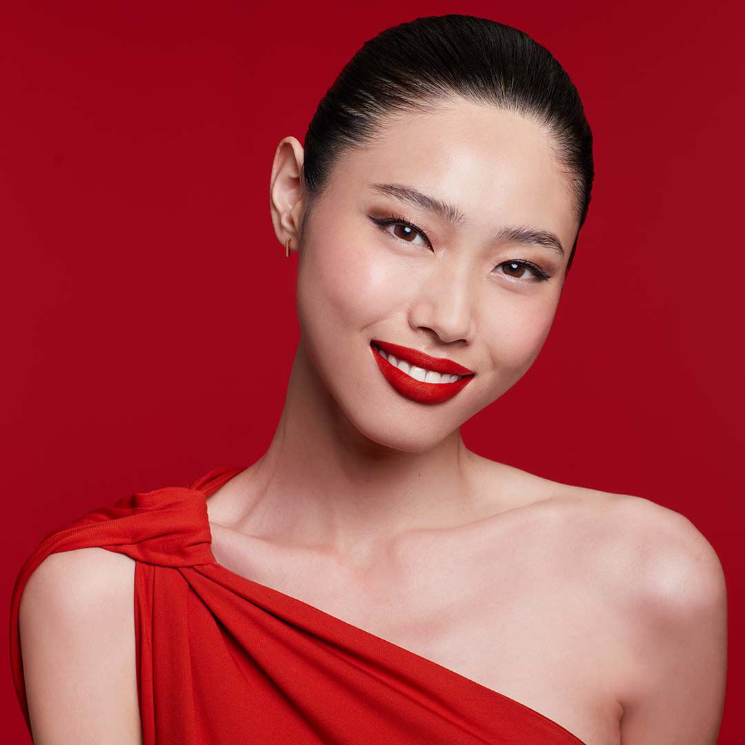 Frau mit rotem Kleid