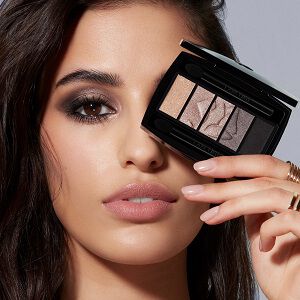 Lancome Model halt eine Lancome Hynose Lidschatten-Palette vo