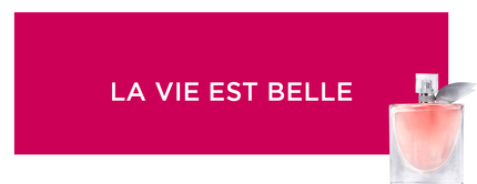 Ein Parfumflakon mit der Aufschrift "LA VIE EST BELLE" auf einem pinken Hintergrund.