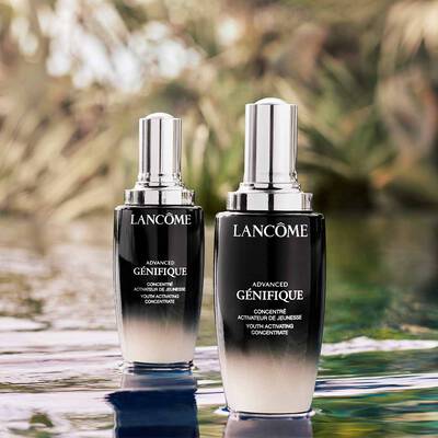 Advanced Genifique Serum und Advanced Genifique Yeux schweben auf einem See