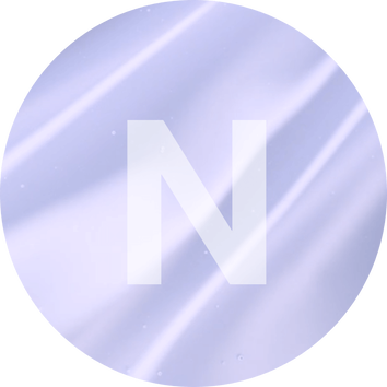 Ein lila Kreis mit einem großen, weißen Buchstaben „N“ in der Mitte, umgeben von sanften Lichtstrahlen.