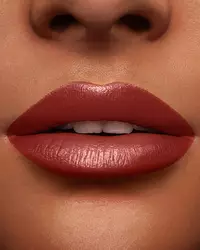 Rouge-Lippenstift auf den Lippen