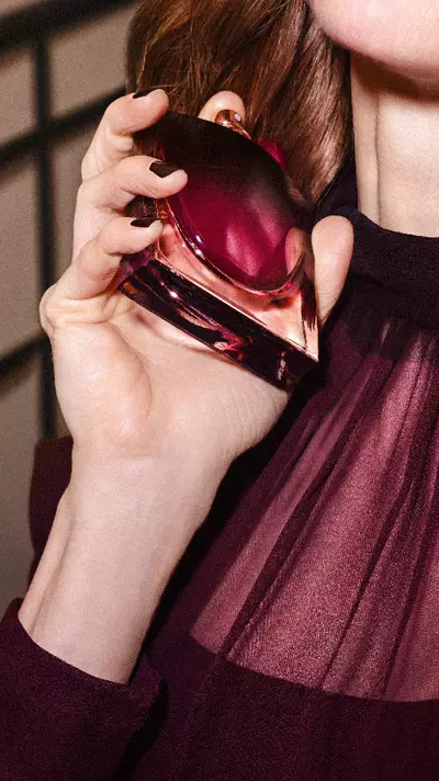 Duftillustration mit La vie est belle very cherry – Lancome