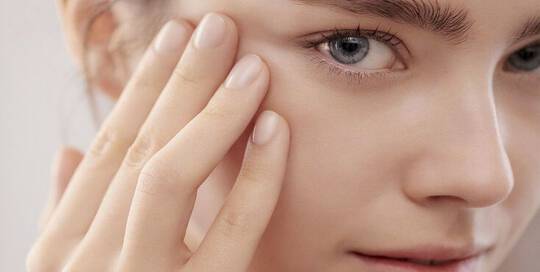 Junge Frau mit glatter Haut