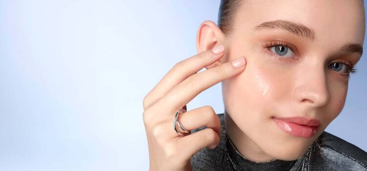 Frau tragt Augencreme auf