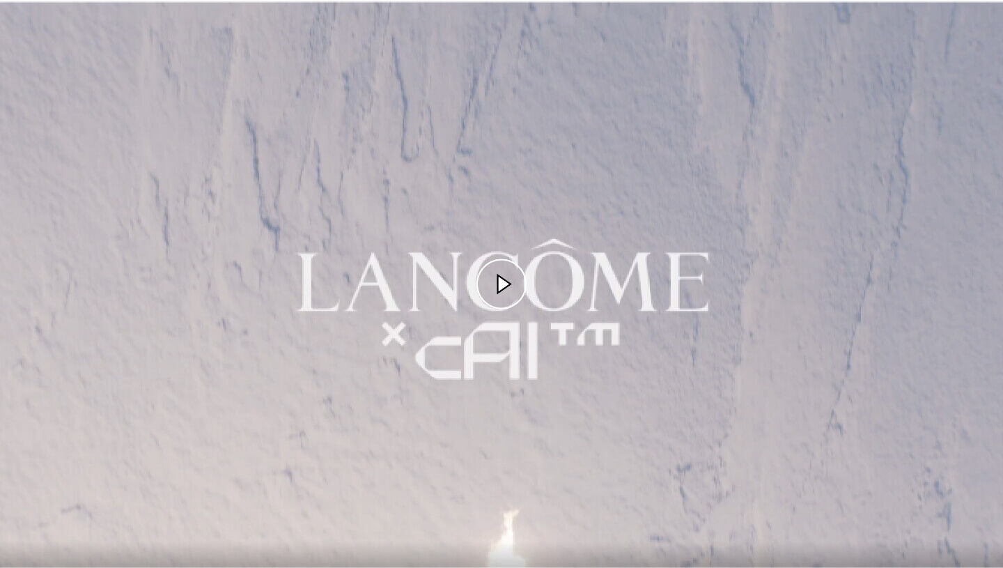 Alt-Text: Logo von Lancome in Zusammenarbeit mit CaiTM auf einer texturierten, hellen Hintergrundoberflache.