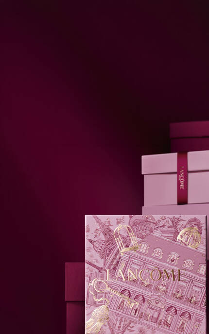 Ein stilvoller Haufen von Geschenkpackungen und Parfumflaschen in dunklen und metallischen Farben, der vor einem funkelnden, blauen Hintergrund prasentiert wird.