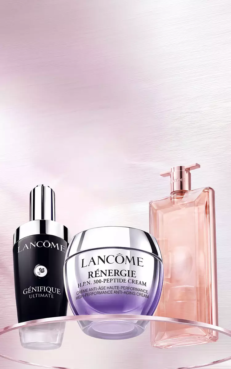 Lancome Pflegeprodukte und Parfum: Genifique Ultimate, Renergie H.P.N. 300-Peptide Cream und ein rosafarbenes Parfum auf einem hellen, glanzenden Hintergrund.