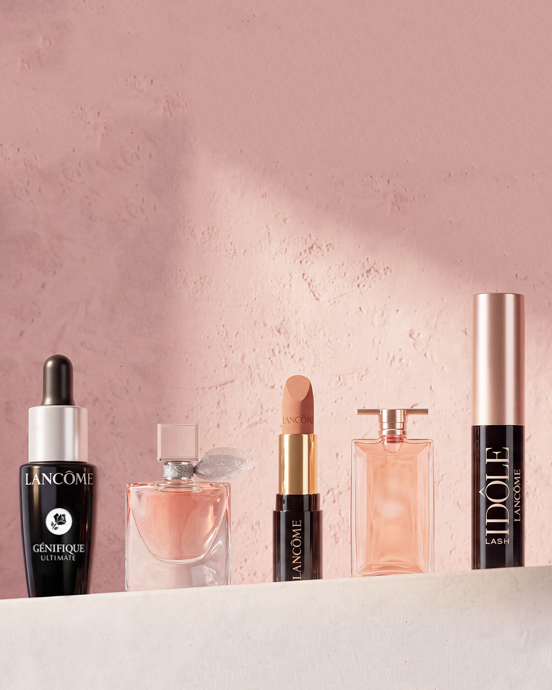 Hande halten Lancome Genifique Seren neben einem Geschenk-Symbol mit einem Aktions-Set auf der rechten Seite.