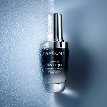 Advanced Genifique Serum und Renergie Multi Lift Ultra nebeneinander, Hand greift nach dem Serum