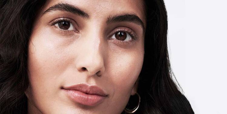 Gesicht von Model mit minimalistischem Make-Up