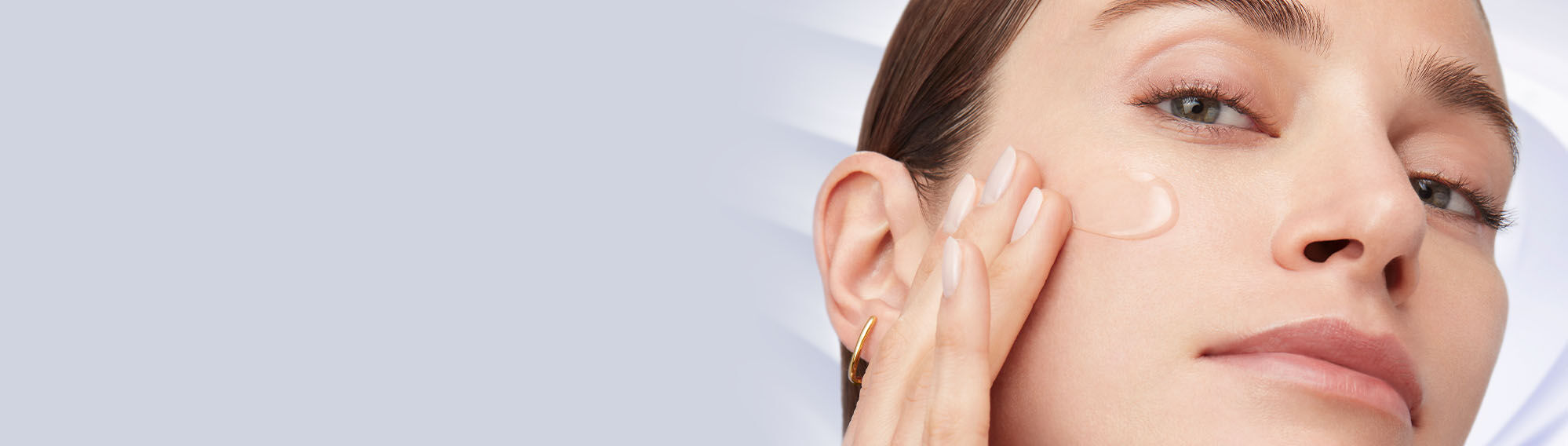 Frau strafft Augenlid mit Fingern​