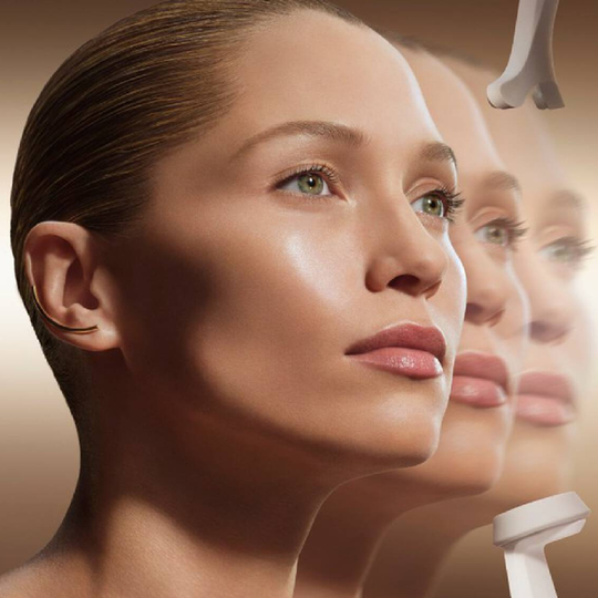 Lancome Model, die eine Creme auftragt