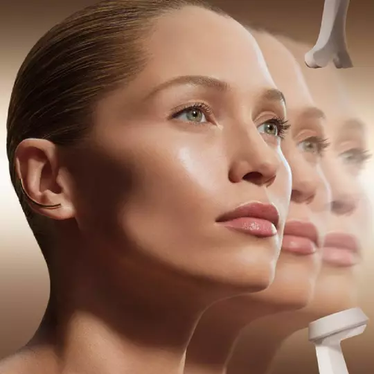 Lancome Model, die eine Creme auftragt
