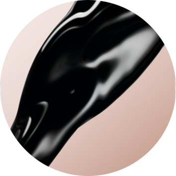 Schwarzes, flussiges Material, das sanft uber eine helle, glatte Oberflache fließt, im runden Bildausschnitt.