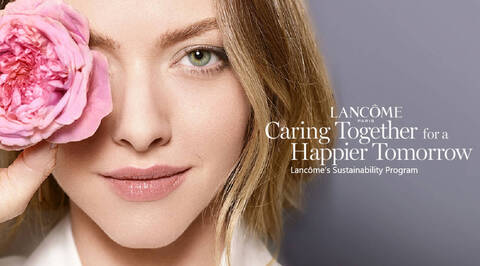 Amanda Seyfried halt sich eine Blume vors Auge