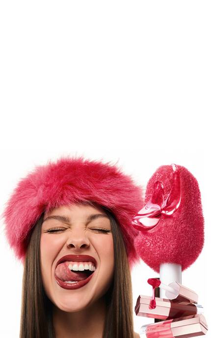 Werbung fur Lancome Lip Idole Juicytreat mit Olivia Rodrigo, lachelnd, glanzende Lippen, rosa Hut. Weiche Lippen, Feuchtigkeit.