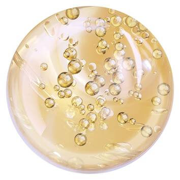 Makroaufnahme einer gold-gelben Vitamin-C-Serum-Textur mit Blaschen
