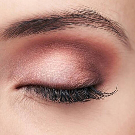 Auge mit Lidschatten