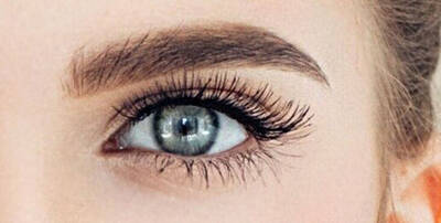 Ein Auge mit voluminosen Wimpern