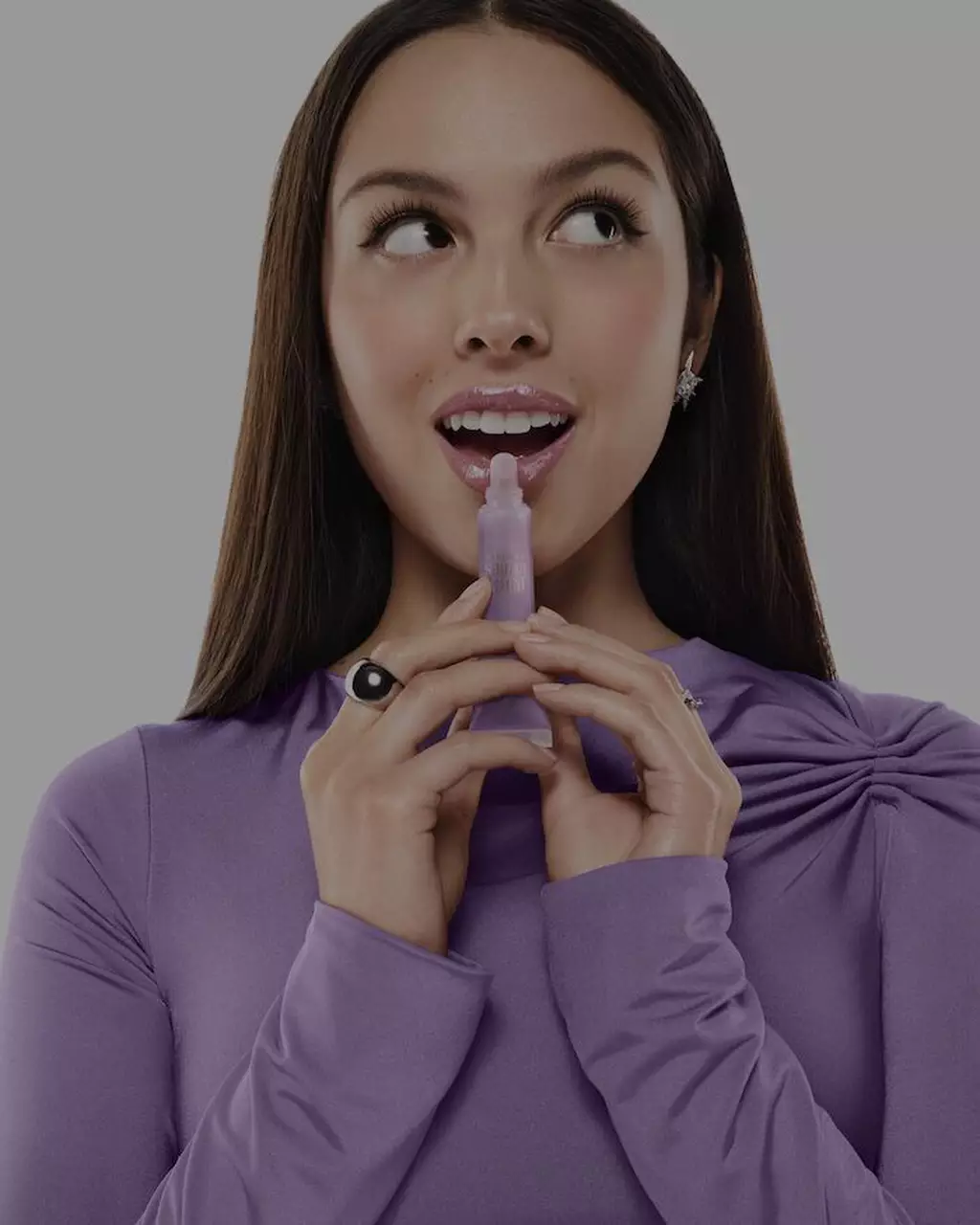 Olivia Rodrigo mit einem Juicy Tube Produkt von Lancome