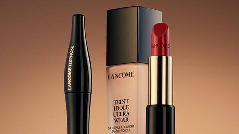 Lippenstift, Wimperntusche, Foundation auf der rechten Seite
