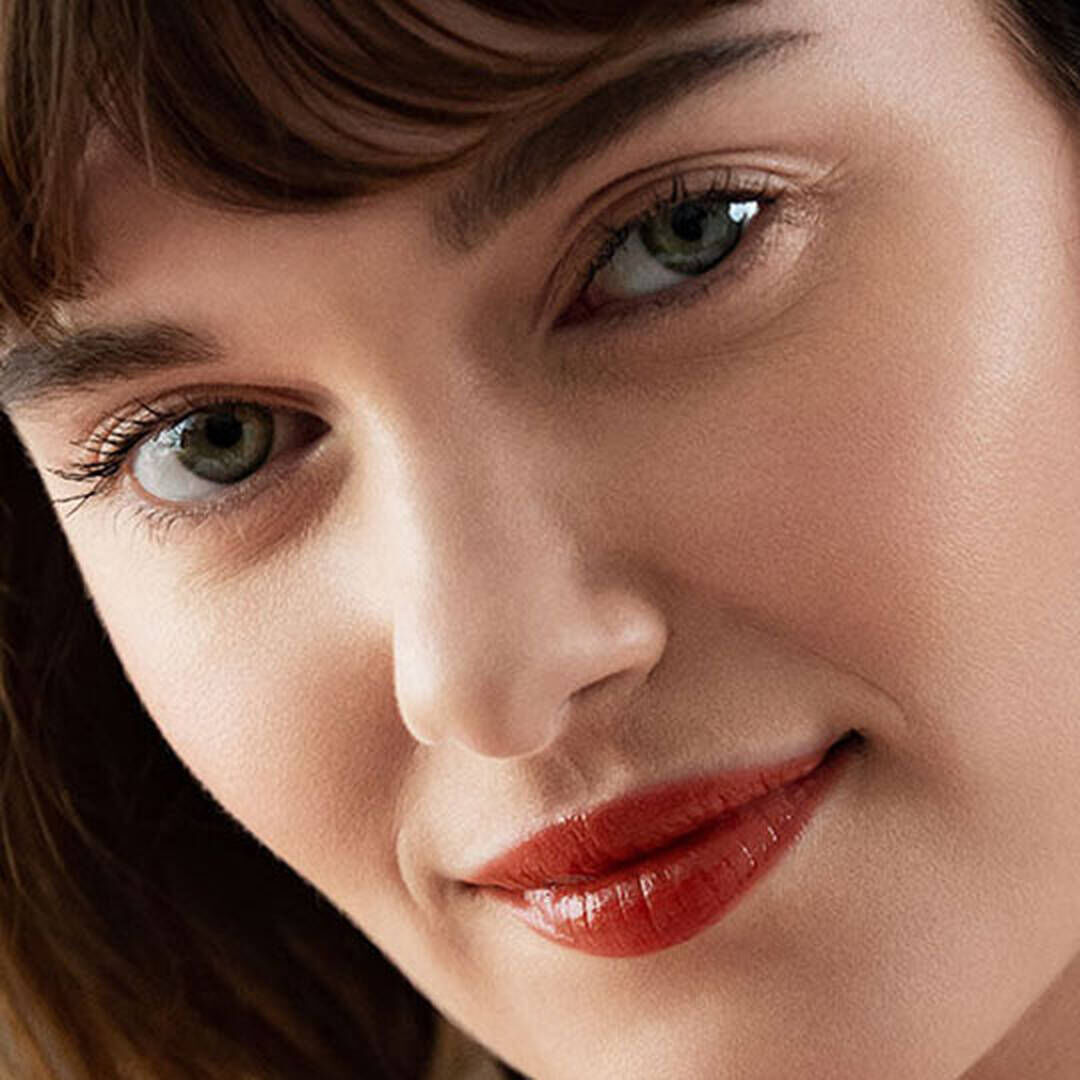 Dekoratives Bild einer Frau in Nahaufnahme mit langen Wimpern