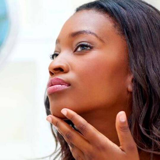 Frau Cremet sich Wange ein