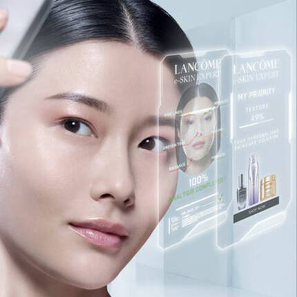 Eine Frau betrachtet digitale Hautanalysen und Produkte von Lancome.