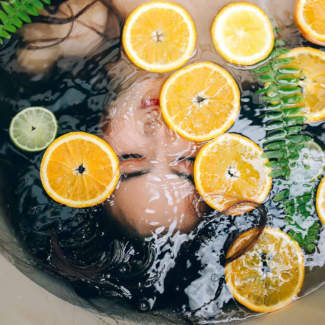 Dekoratives Bild: Bild einer Frau von oben, deren Gesicht in Wasser getaucht wurde