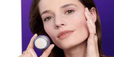 Lancome Model beim eincremen mit der Renergie Multi-lift Ultra Creme