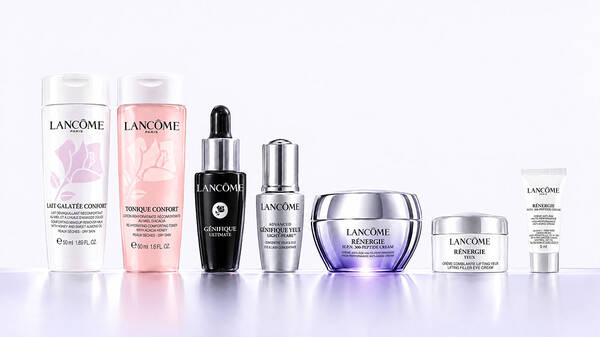 Auswahl an Lancome Hautpflegeprodukten, darunter Reinigung, Gesichtswasser, Seren und Renergie Cremes, vor hellem Hintergrund.