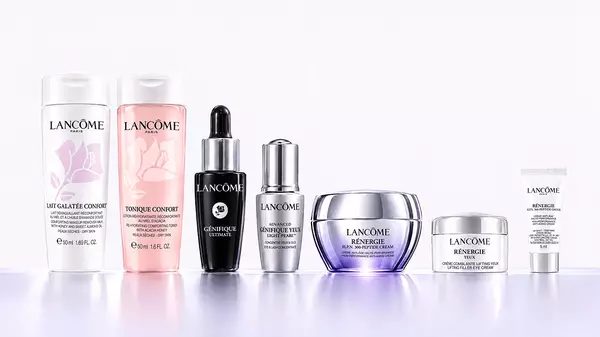 Auswahl an Lancome Hautpflegeprodukten, darunter Reinigung, Gesichtswasser, Seren und Renergie Cremes, vor hellem Hintergrund.