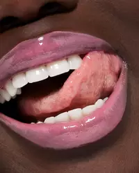 Juicy Tube auf den Lippen