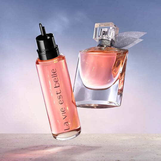 La vie est Belle Parfumflasche auf Bluten