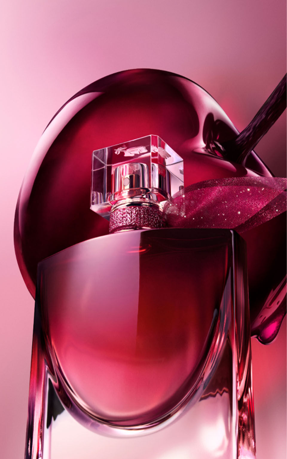Flakon des Lancome-Parfum 'La Vie Est Belle Very Cherry" vor einer glanzenden roten Kirsche auf der rechten Seite, mit freiem hellrosa