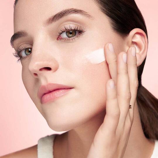 Lancome Model, die eine Creme auftragt